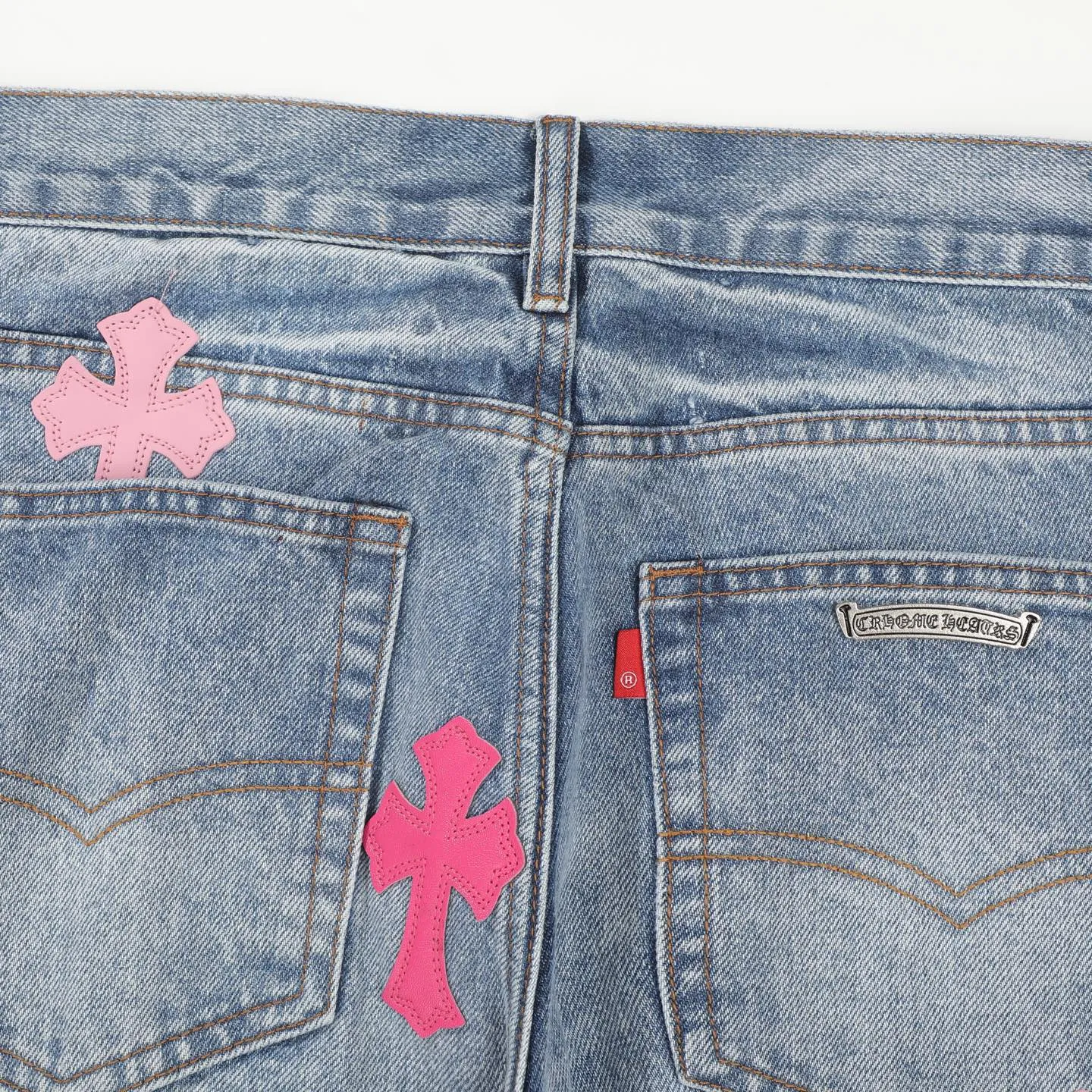 P260 Chrome Hearts 25FW CH Blue Pants Pink Leather Cross Bamboo Jeans. It adopts patchwork elements, mostly in the shape of a cross, and has glitter on the leather surface. Unique design, simple and elegant details, exquisite workmanship, the entire trousers are neatly routed, and the details are in place! It’s also so cool that both men and women can easily control it. It’s a gender-neutral trendy up version. Color: blue pants and pink leather Size: 28 30 32 34 36